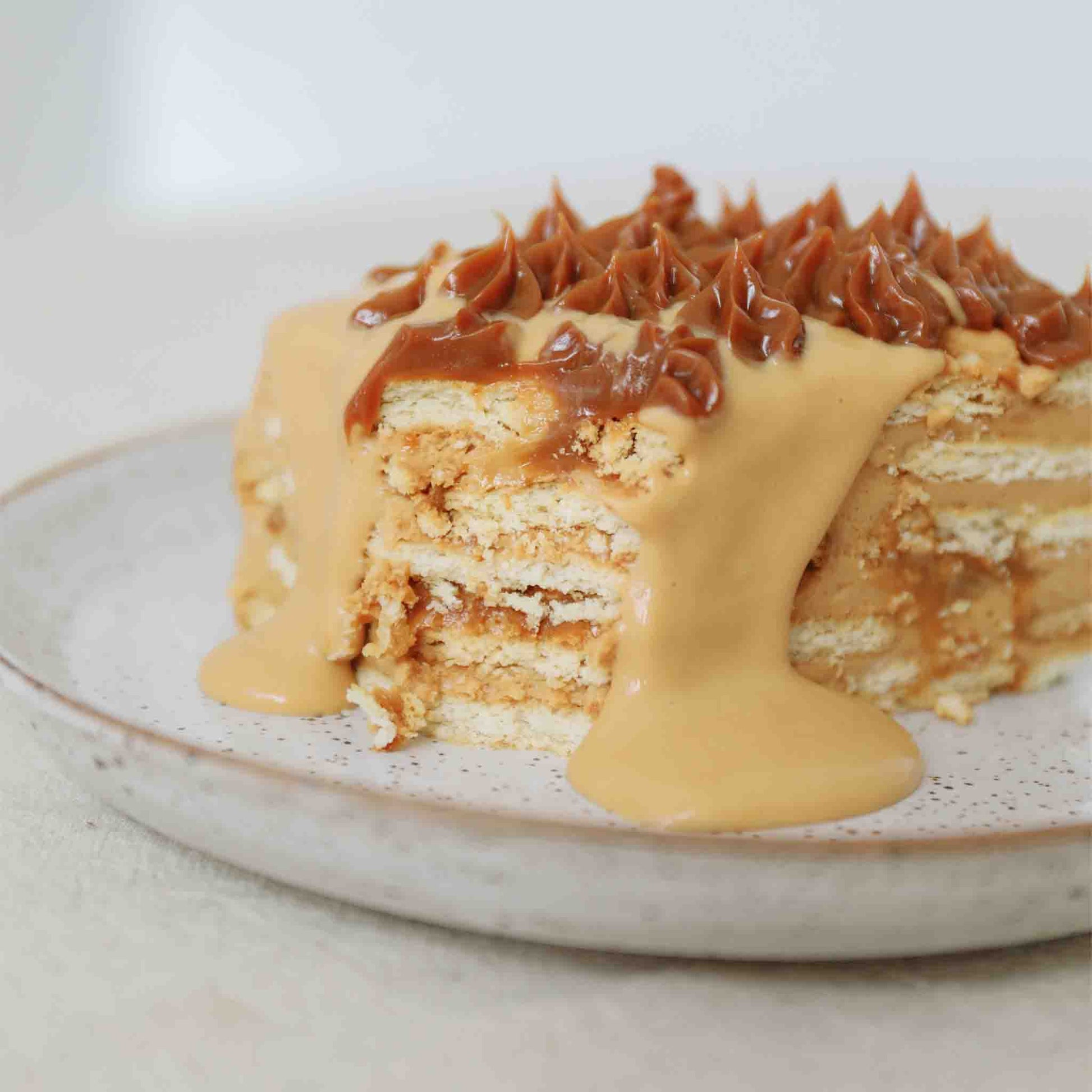 Dulce de leche bite serve in a plate